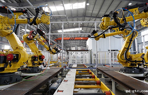 通用白车身顶盖焊接现场